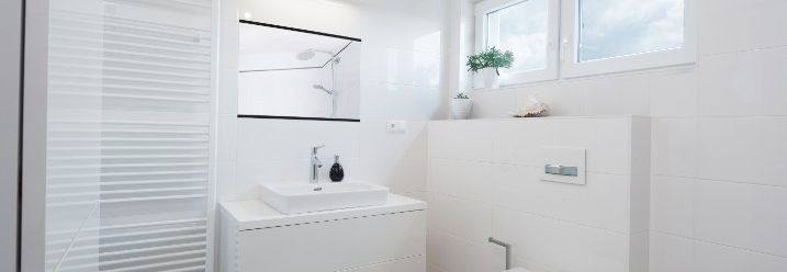 Modernes Bad mit Wand-WC